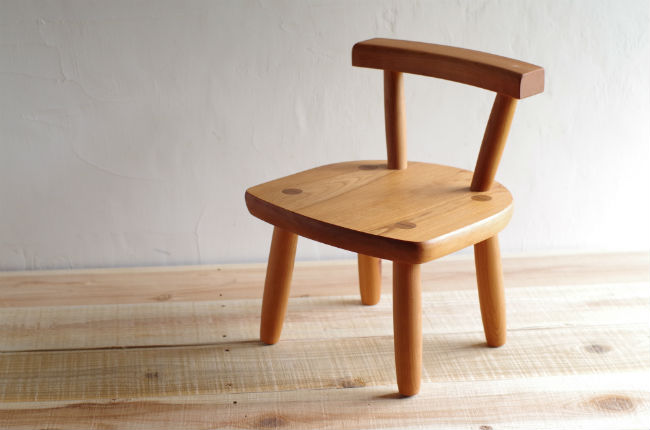 ブラックチェリーの木製子供椅子