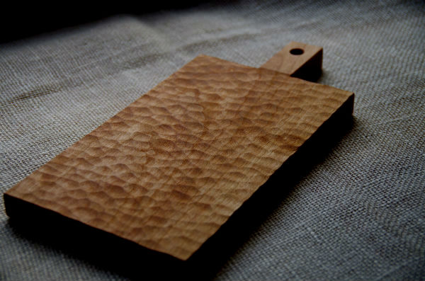 ブラックチェリー材で制作した丸ノミで彫った木製カッティングボード