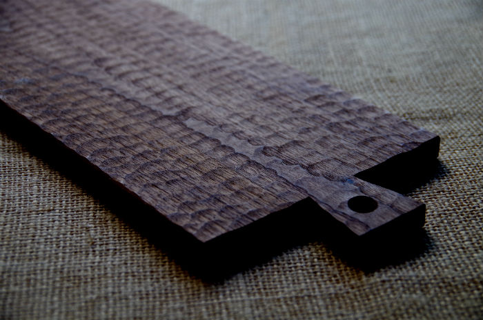 ブラックウォールナット材で制作した丸ノミで彫った木製カッティングボード
