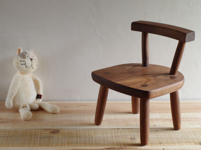 ハンドメイドの木製子供椅子