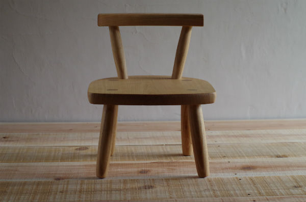 ハンドメイドの木製子供椅子