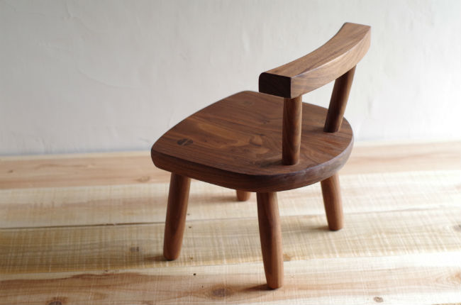ブラックウォールナットの木製子供椅子