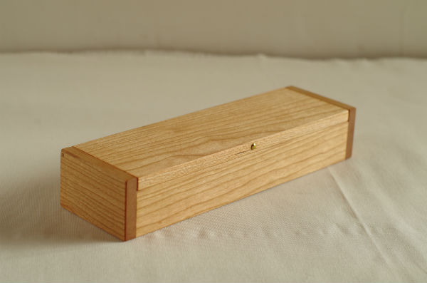 ブラックチェリー材で制作した木製ペンケース