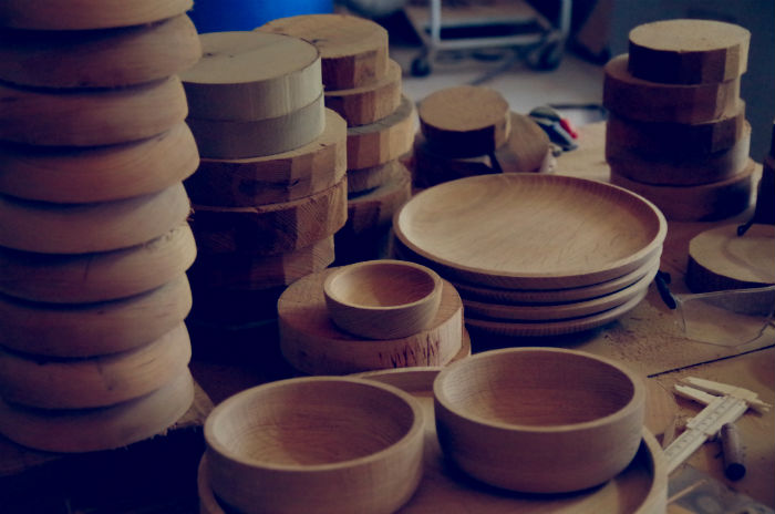 木製丸皿製作中